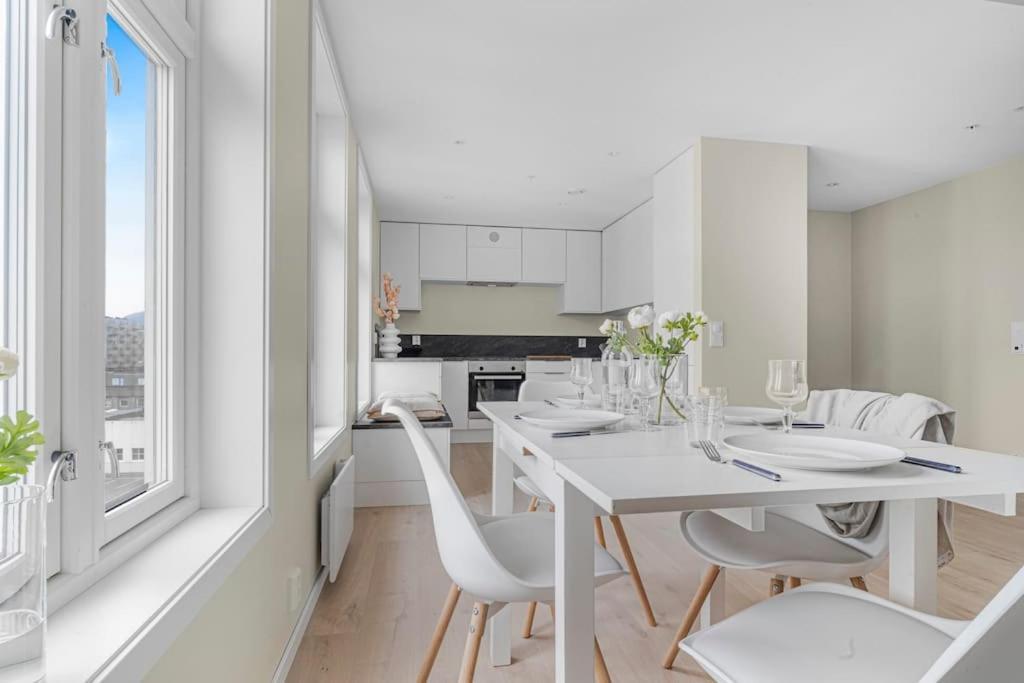 New! Huge Modern Apartment! Fit For Two Families! Bergen Luaran gambar