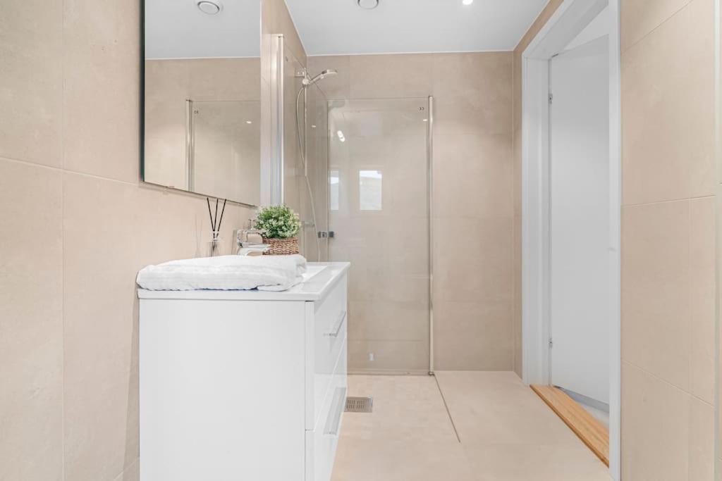 New! Huge Modern Apartment! Fit For Two Families! Bergen Luaran gambar
