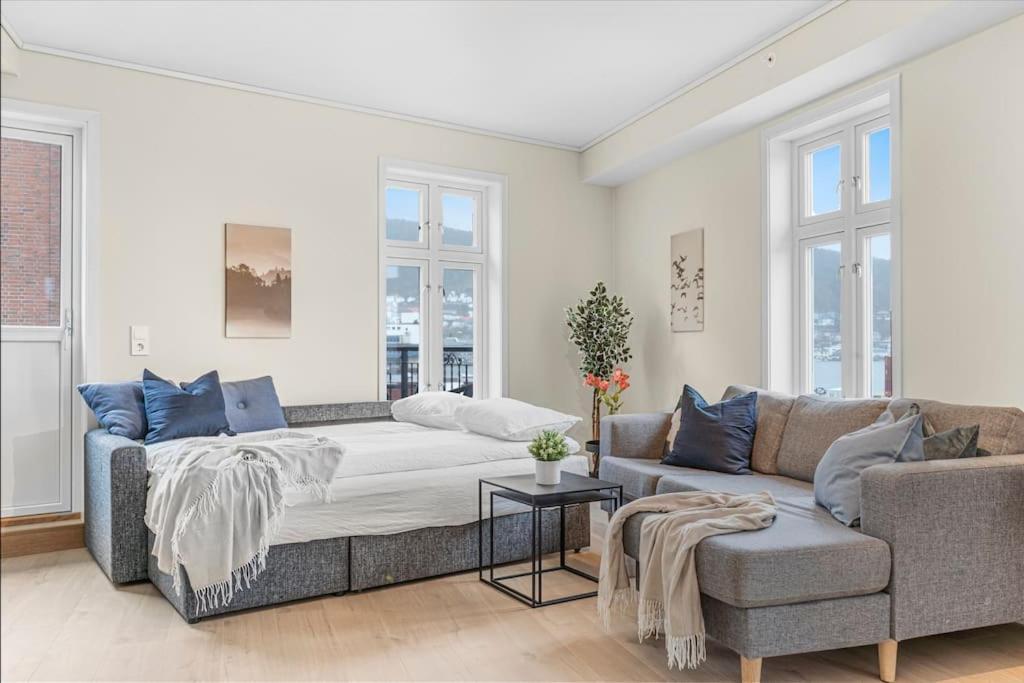 New! Huge Modern Apartment! Fit For Two Families! Bergen Luaran gambar